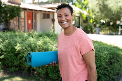KESIMPTA Crew member Rachel with a yoga mat